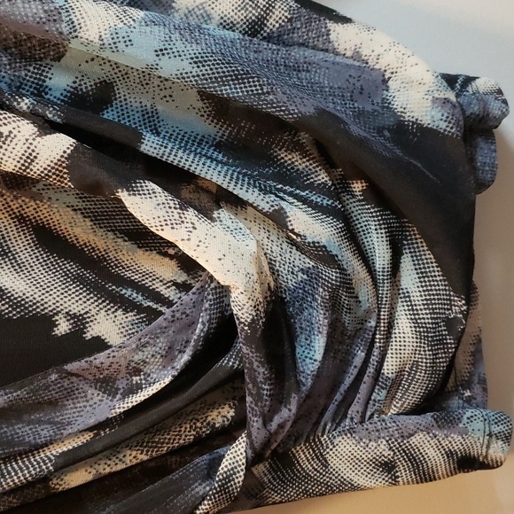 Tribal Abstract Design Stretch Crossover Top XS - Picture 3 of 6